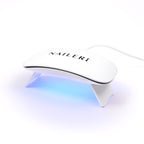 Lampada UV/LED Click & Go NAILERÌ accesa, con la luce blu