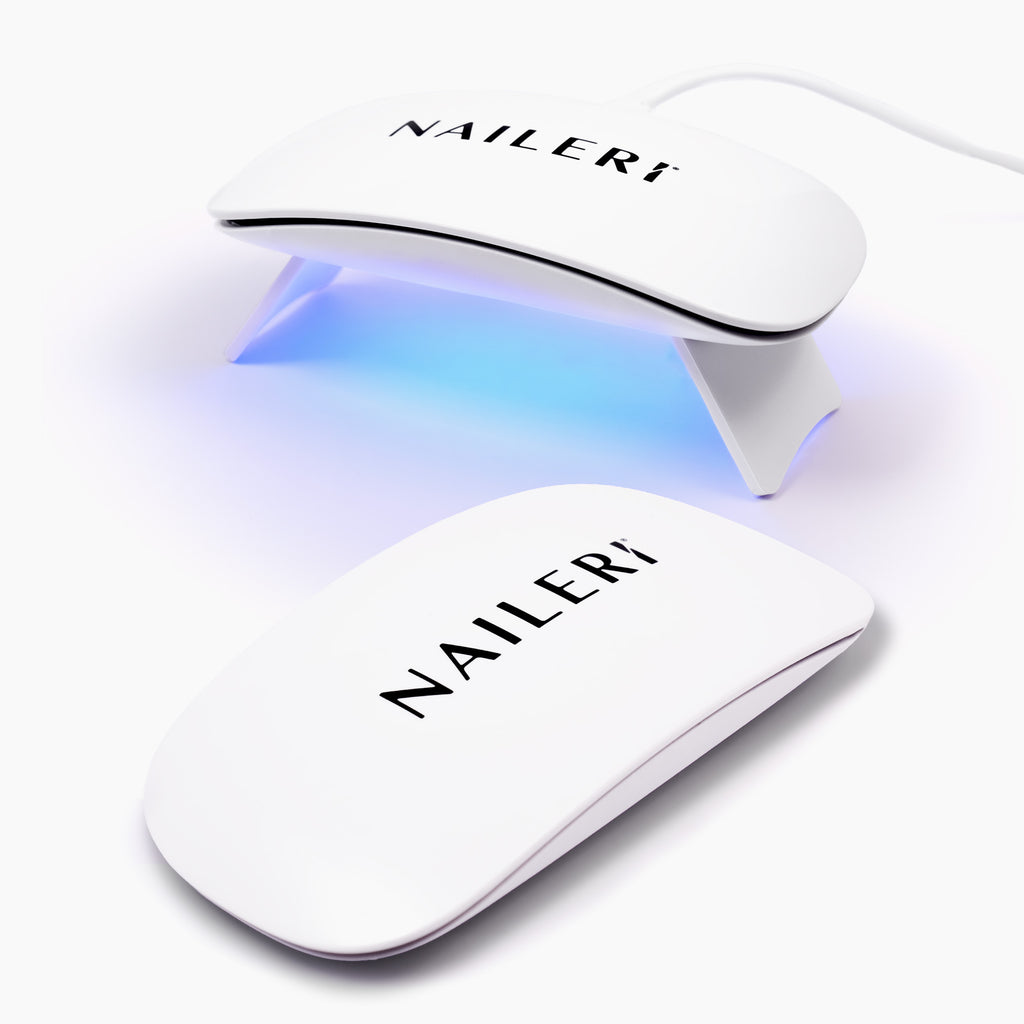 Lampada UV/LED Click & Go NAILERÌ nelle due posizioni, accesa e chiusa