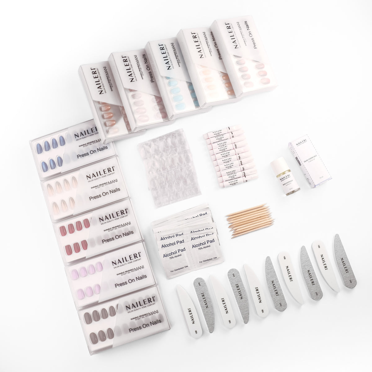 Contenuto del Maxi Box Besties NAILERÌ: 10 set di press on nails, 10 colle per tip, olio cuticole, lime 2in1, adesivi colla, nail prep pad e bastoncini