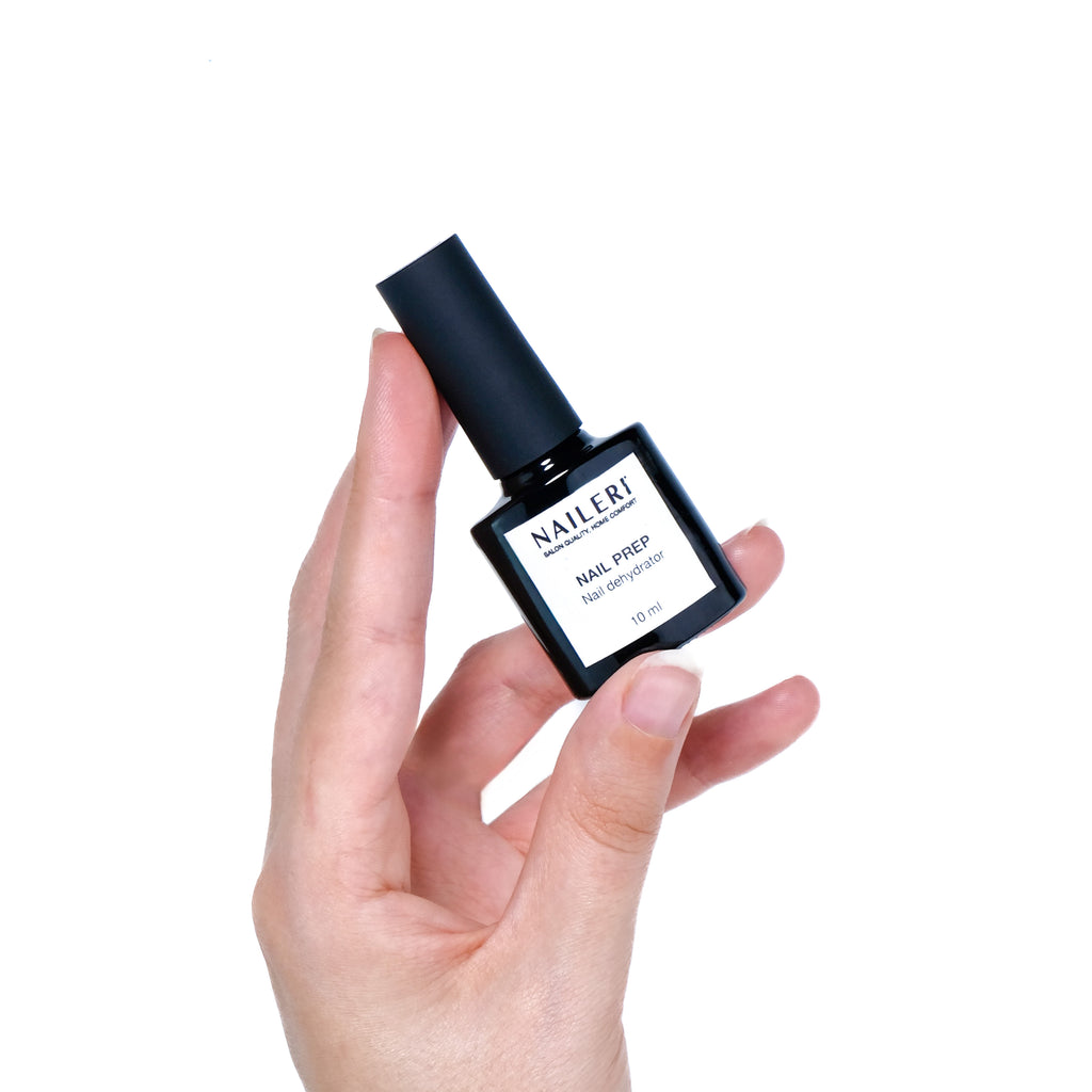 Mano che tiene il flacone di nail prep NAILERÌ da 10 ml