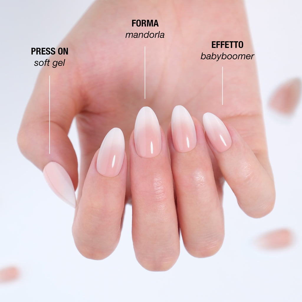 Dettaglio della manicure Nude Babyboomer in soft gel, forma mandorla, effetto babyboomer