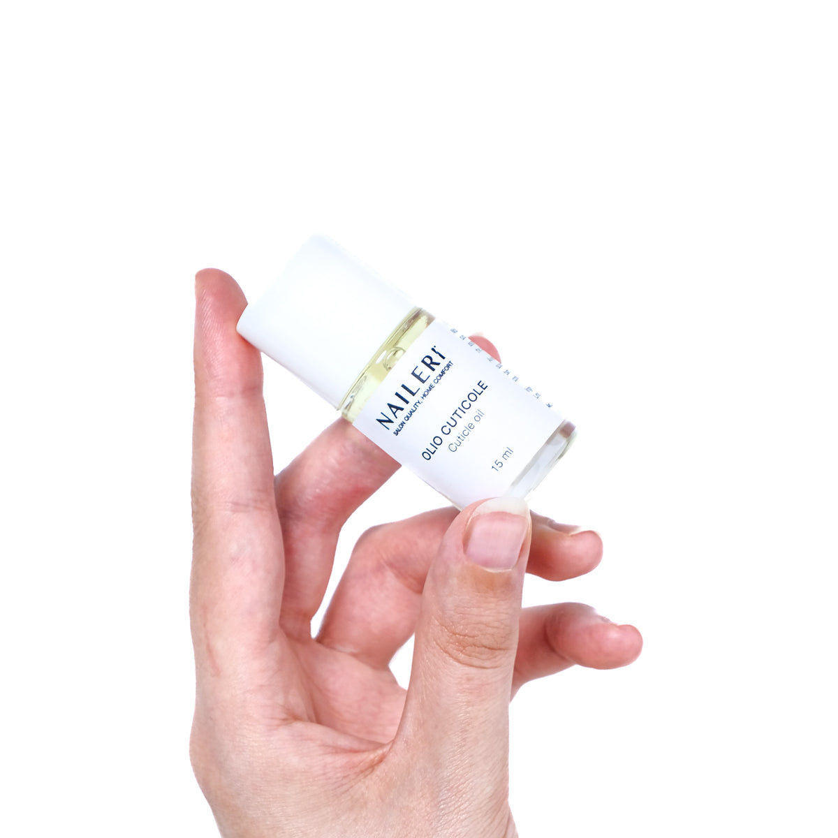 Mano che tiene il flacone di olio per cuticole NAILERÌ da 15 ml