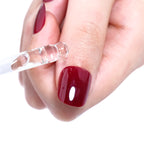 Contagocce che applica l'olio rimozione sul bordo di una press on nail rossa