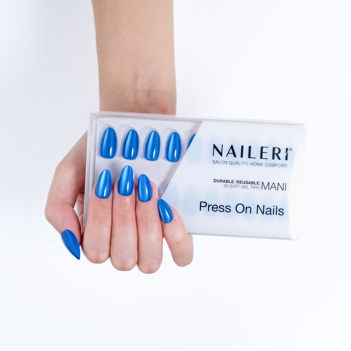 Mano con le press on nails Pacific Cat's Eyes forma mandorla applicate, accanto alla confezione NAILERÌ