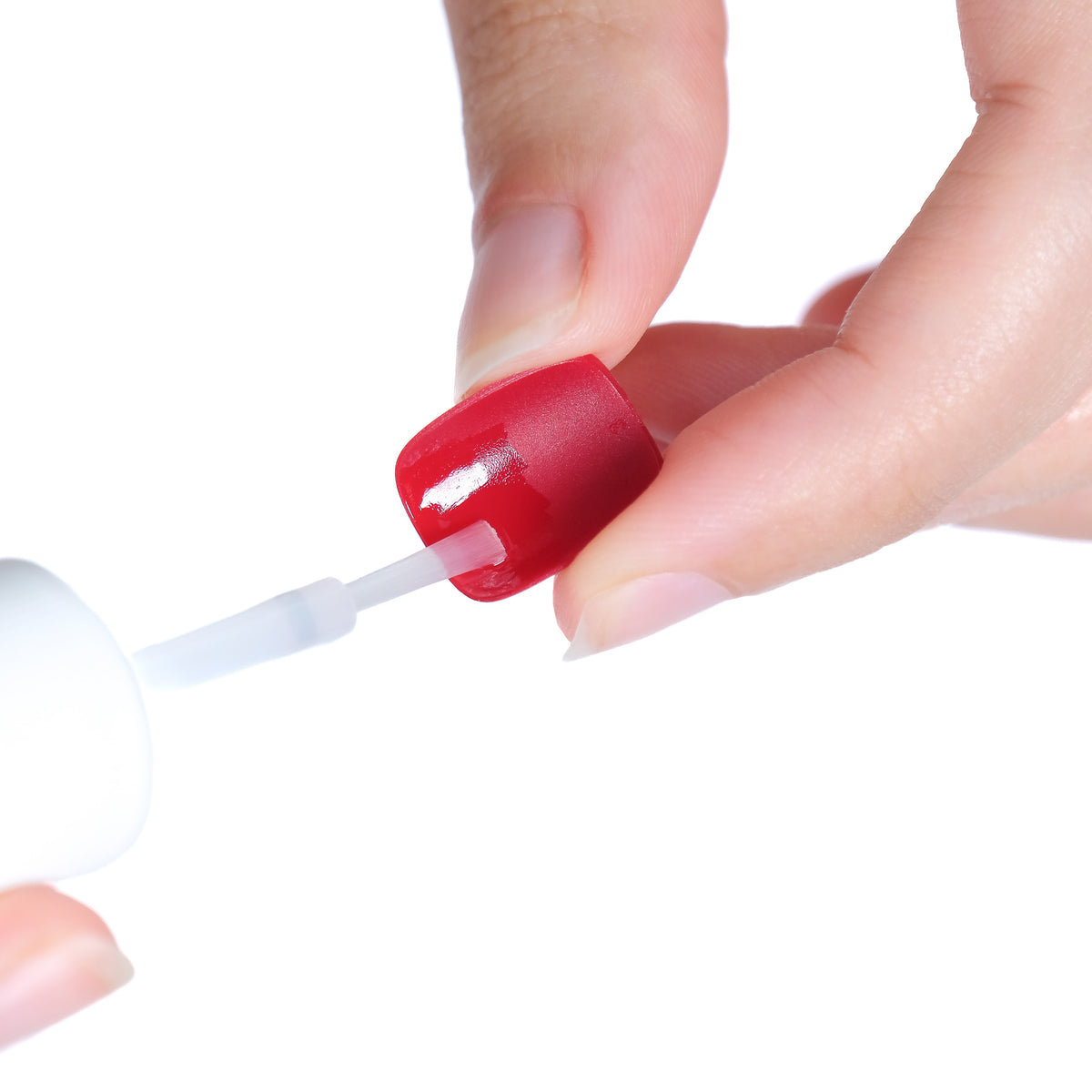 Colla per tip applicata su una press on nail rossa