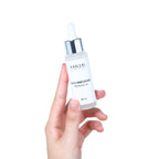Mano che tiene il flacone di olio rimozione NAILERÌ da 30 ml