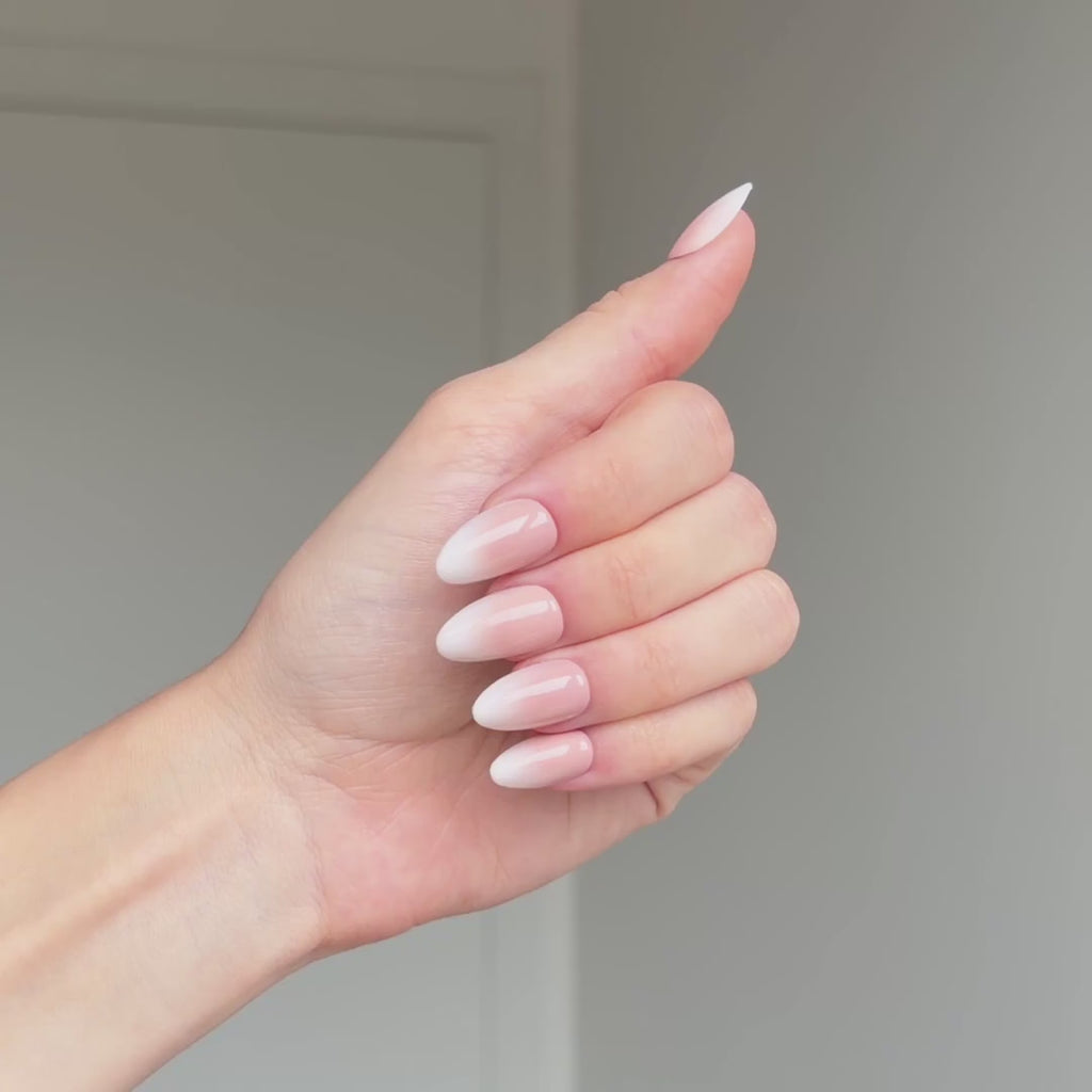 Video di applicazione delle press on nails Nude Babyboomer forma mandorla